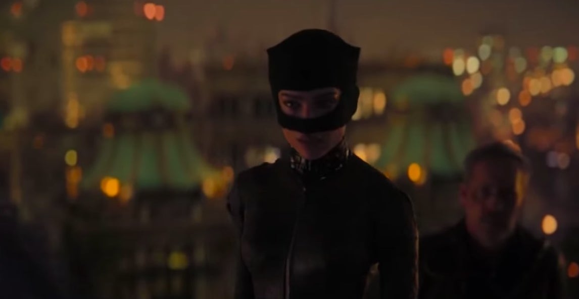 Catwoman on the rooftop of the Gotham Police Station with Kenzie behind her in &quot;The Batman&quot;