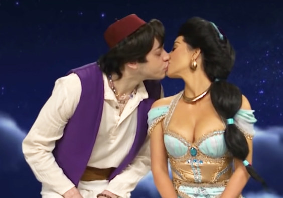 Pete kisses Kim during their SNL sketch