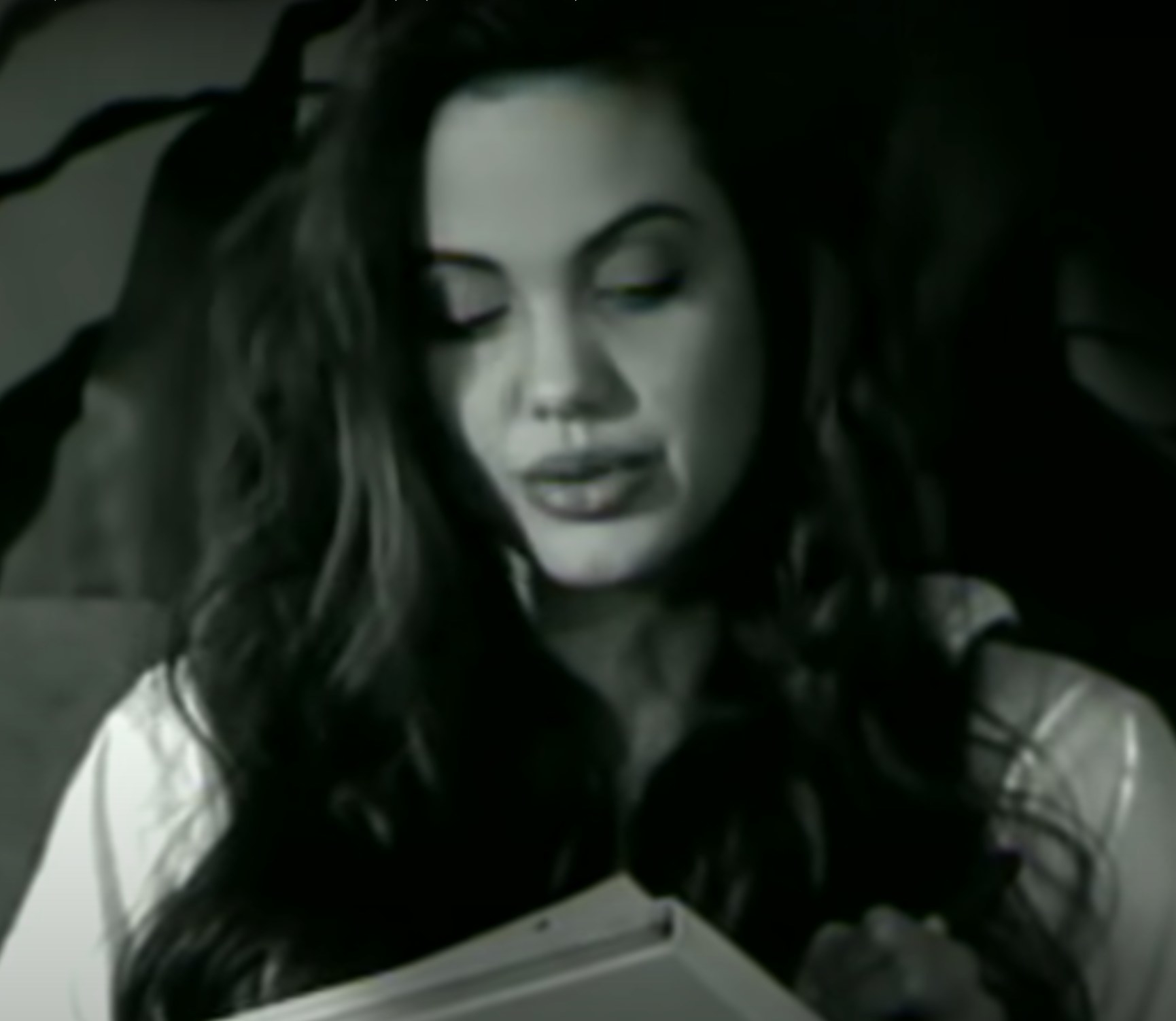 Angelina Jolie reads a letter in Antonello Venditti&#x27;s music video