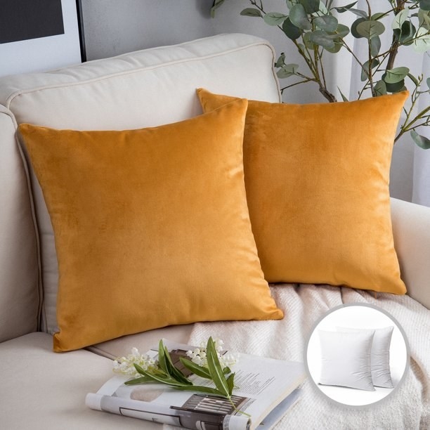 The throw pillows in the color Lemon