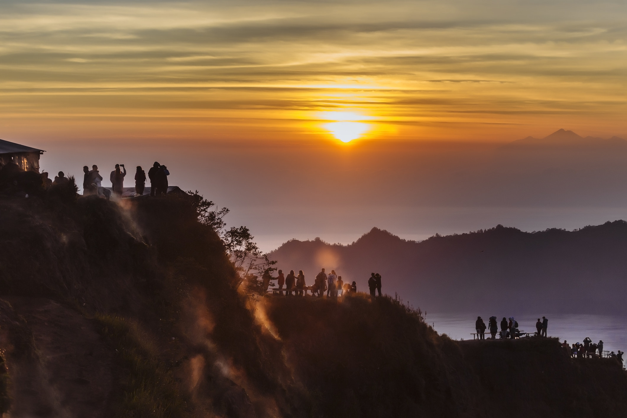 轮廓的人在日落时分,巴厘岛,巴都尔山。