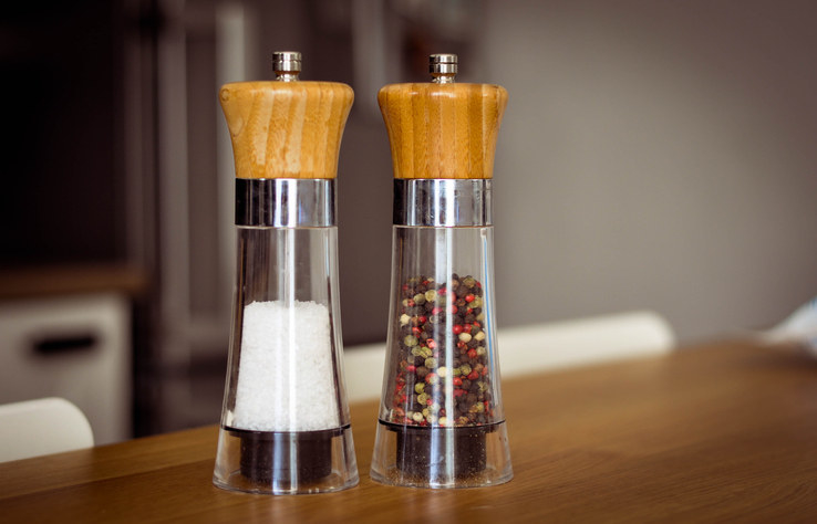 A salt and pepper shaker.