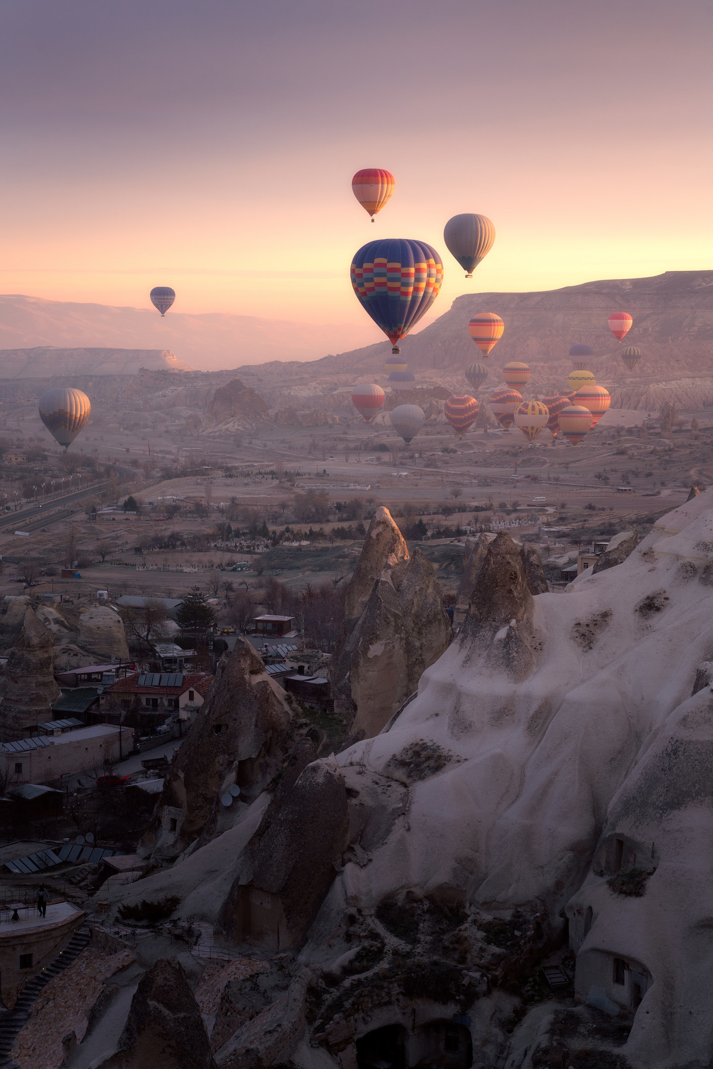 热气球在空中Goreme,土耳其日出时。