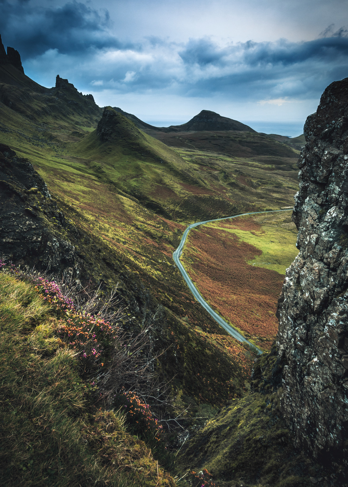 一个视图绕组,在苏格兰绿色景观。
