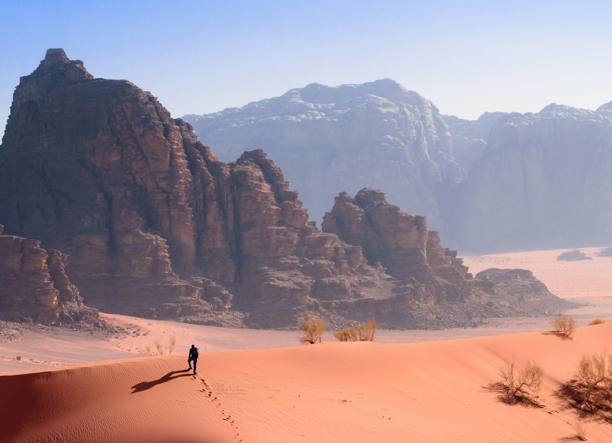 在沙漠中徒步旅行者在山脊在Wadi朗姆酒。