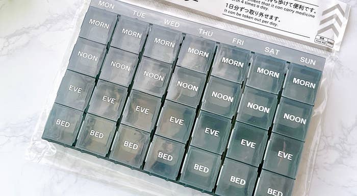 DAISO(ダイソー)おすすめの便利アイテム「7DAYSピルケース(英字、グレー)」