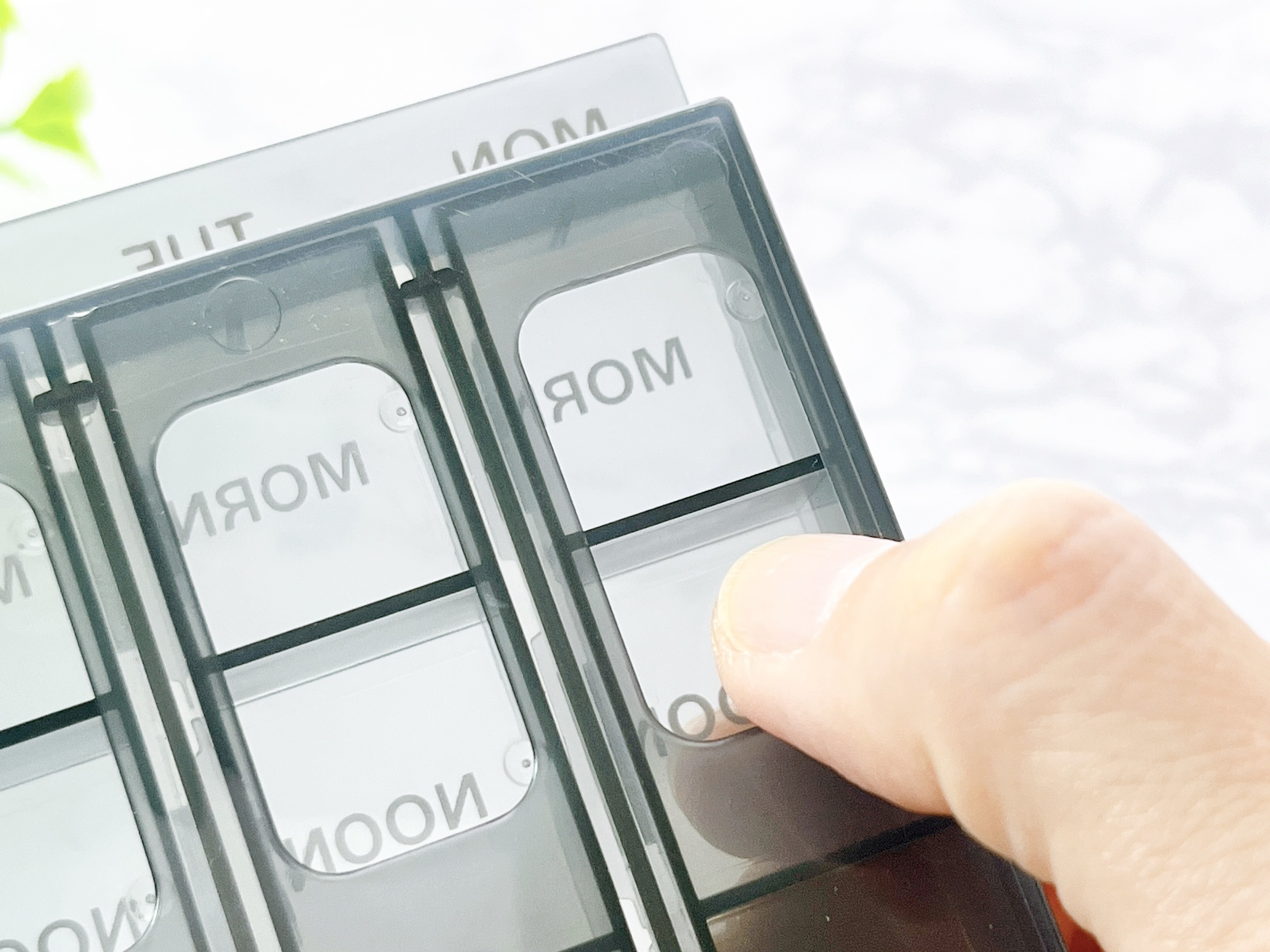 DAISO(ダイソー)おすすめの便利アイテム「7DAYSピルケース(英字、グレー)」