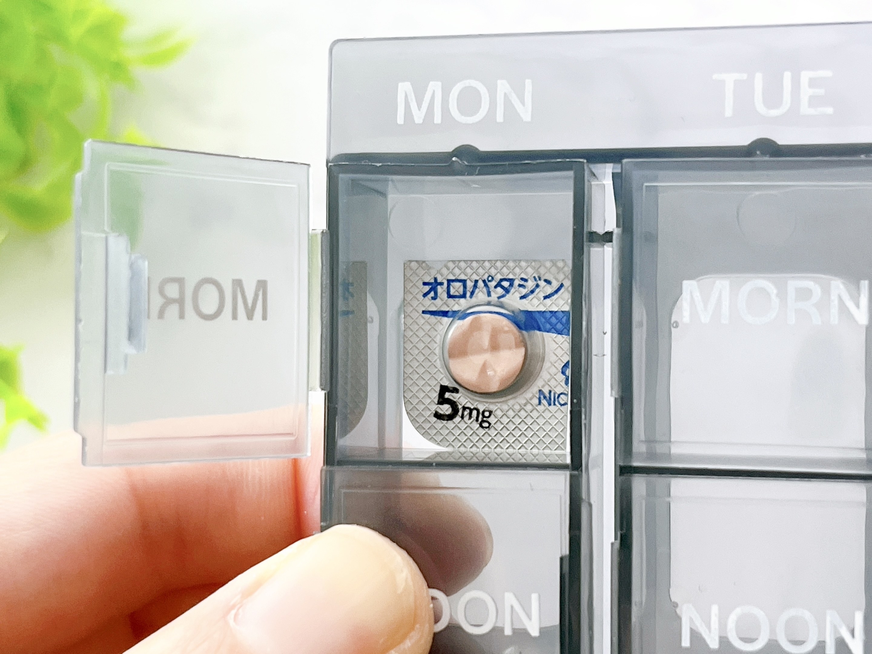 DAISO(ダイソー)おすすめの便利アイテム「7DAYSピルケース(英字、グレー)」