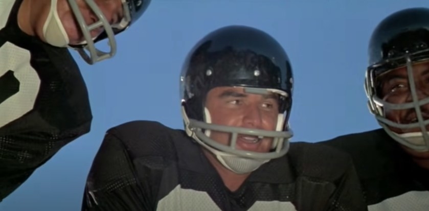 Paul Crewe (Burt Reynolds) in a black football uniform