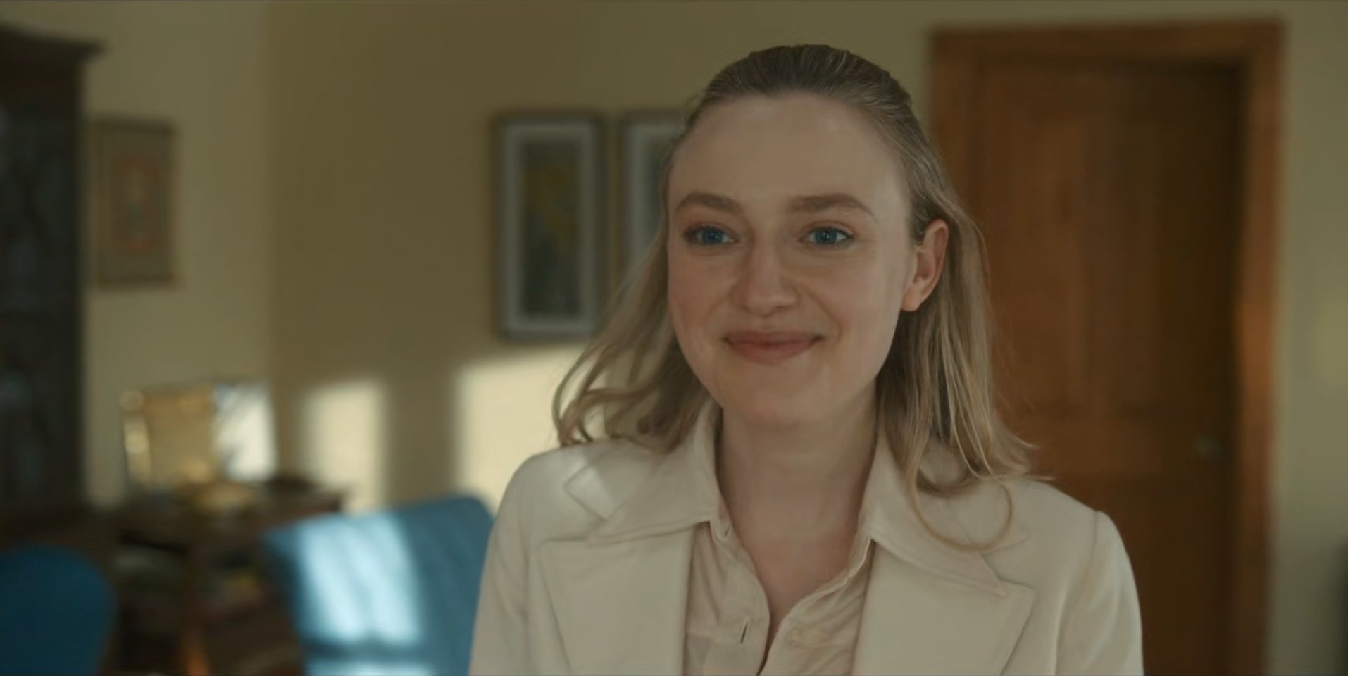 Dakota Fanning smiles