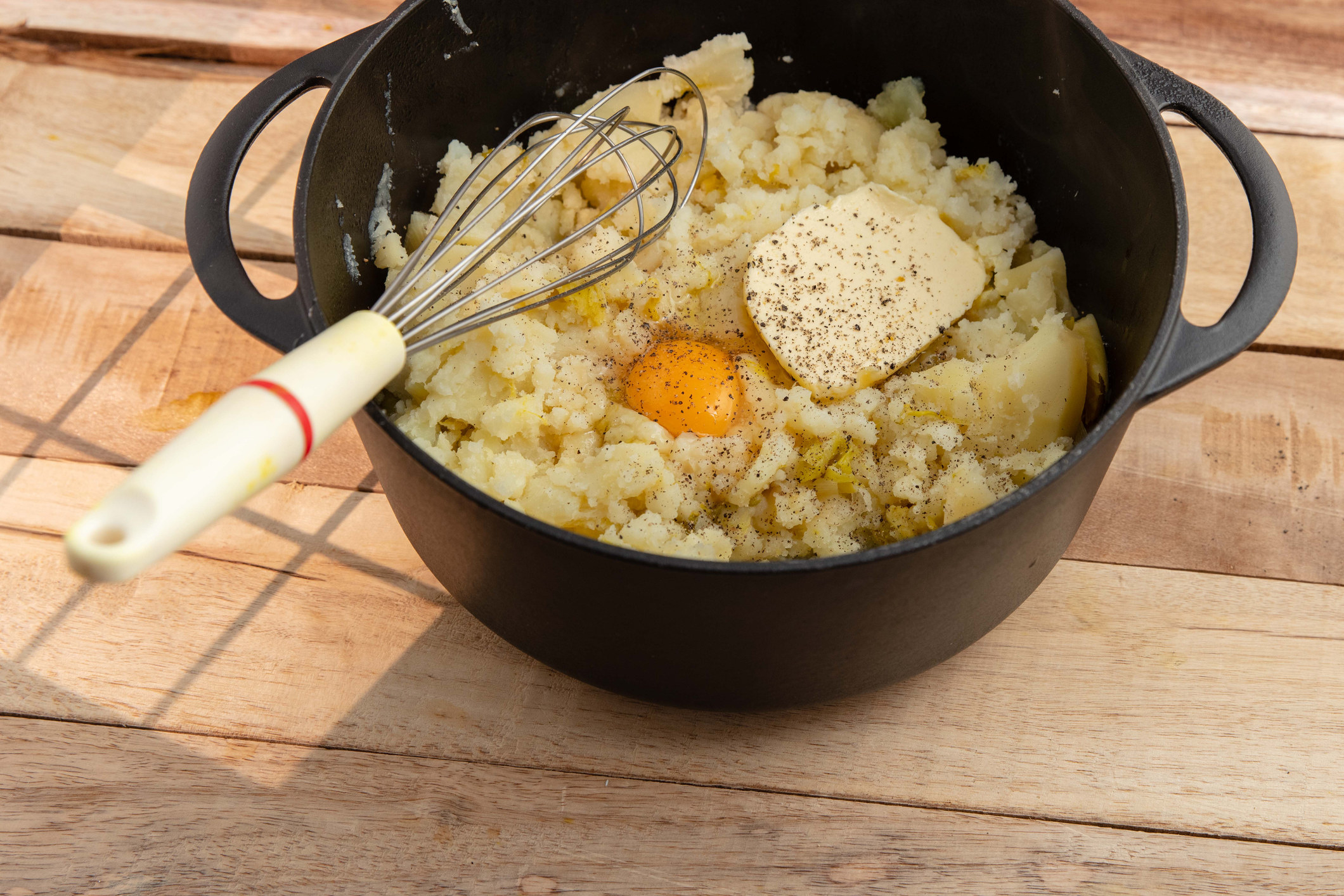 Mashed potatoes with butter and an egg yolk.