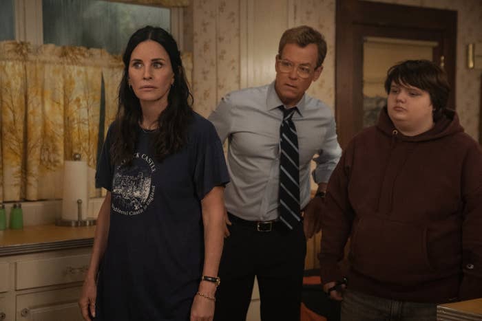 Courteney Cox, Greg Kinnear, Dylan Gage look at something