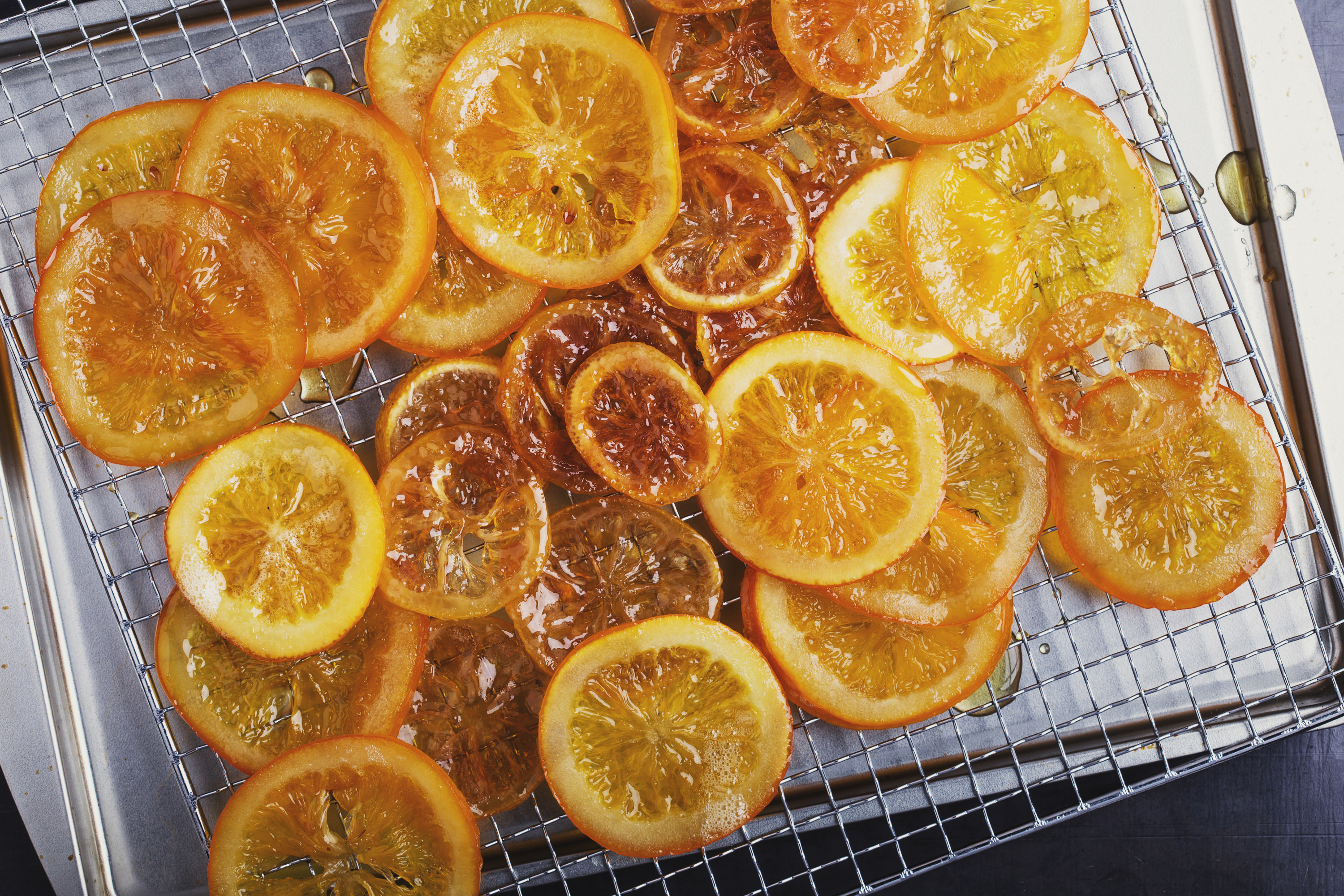片橙子,烤,直到完全焦糖
