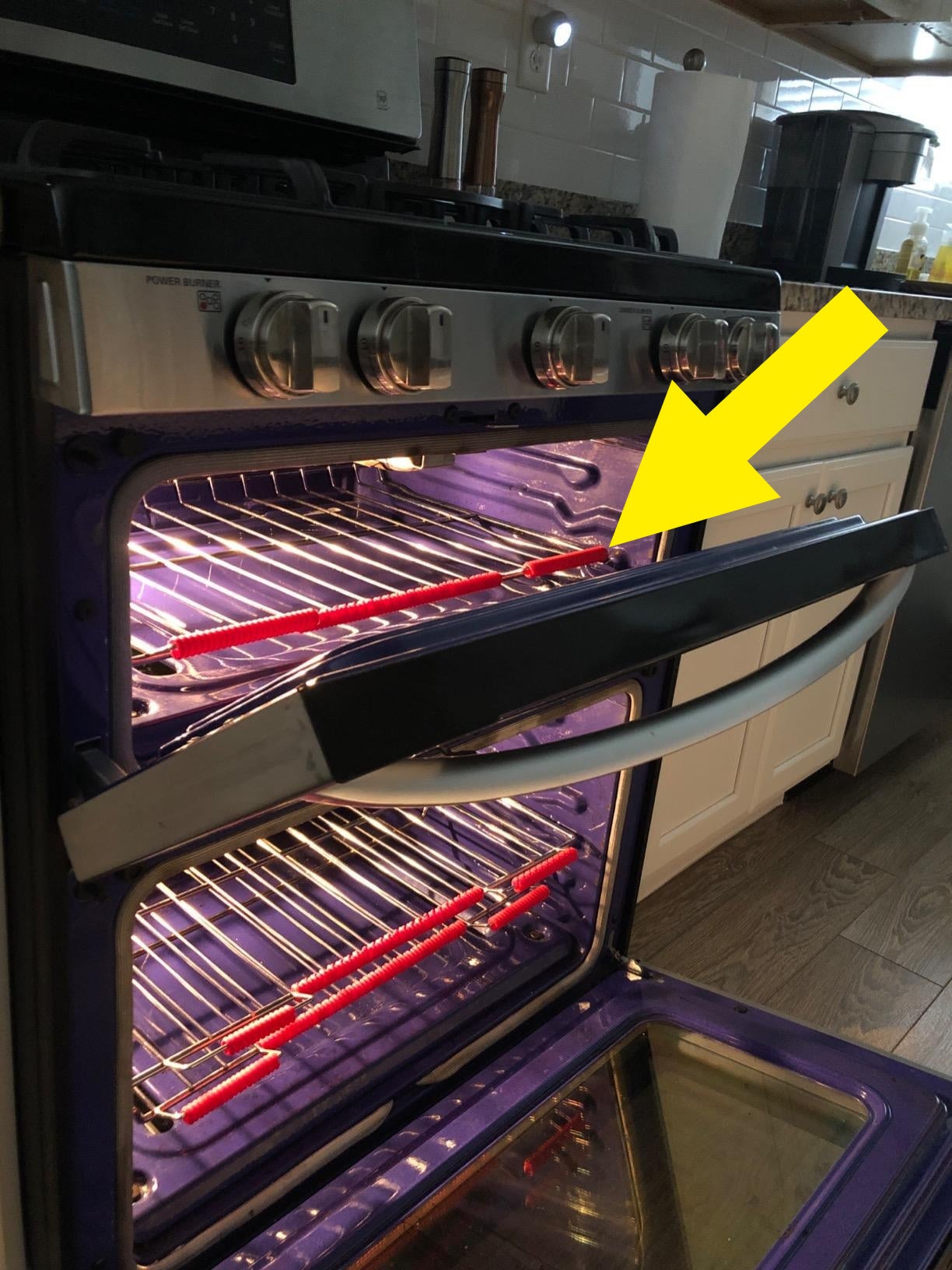 foto review oven terbuka dengan pelindung merah dipasang di rak 