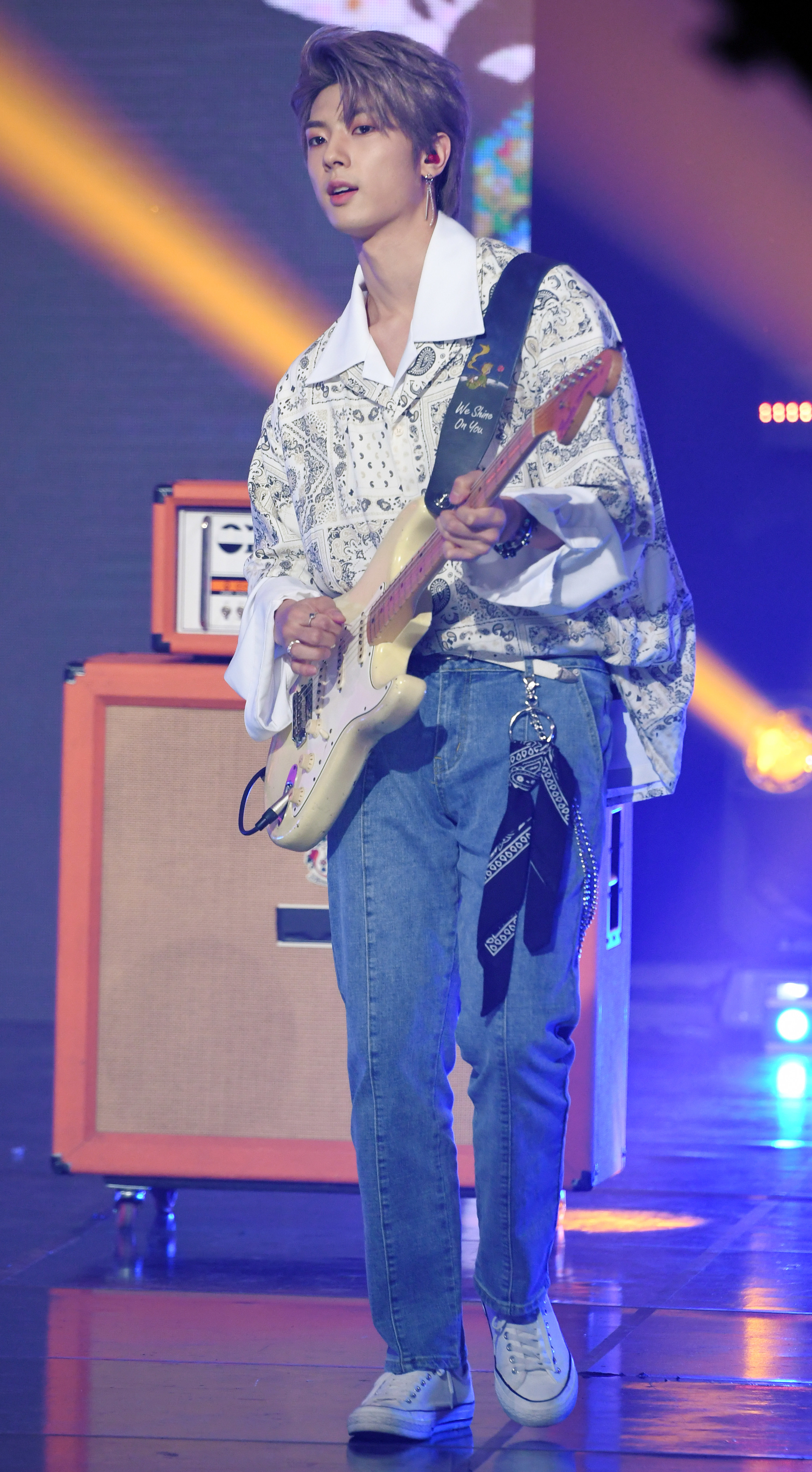Kanghyun吉他在舞台上