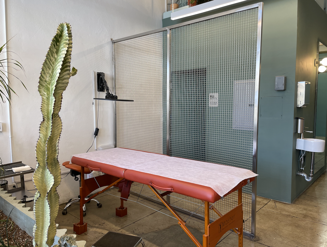 An image of the procedure bed in the Perfect Frame studio in downtown Los Angeles