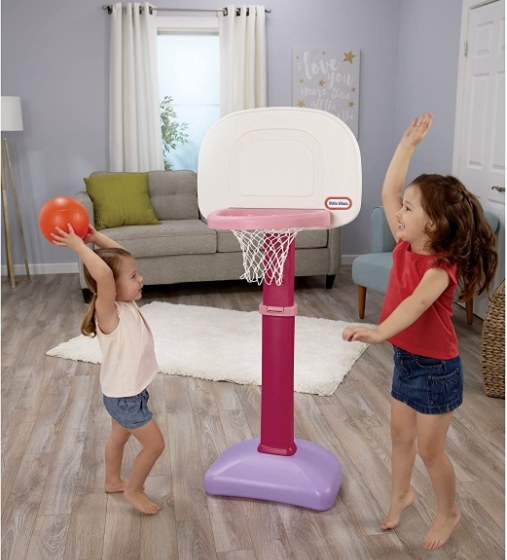 Tablero de baloncesto con pelotas de plástico