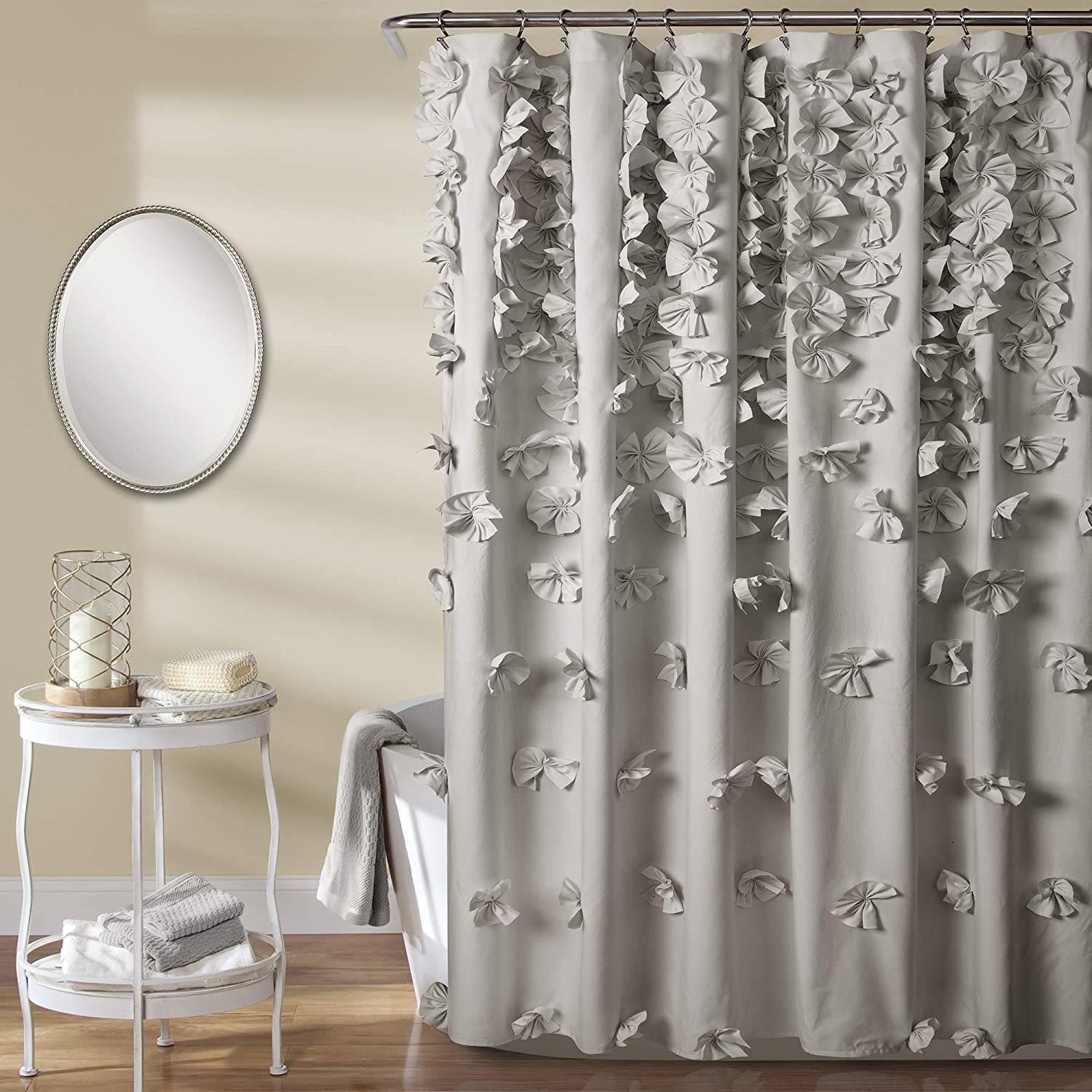 cortina de baño gris con decoración de lazos