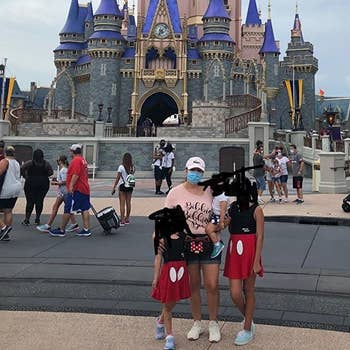 Reviewer wearing the minnie mouse bow fanny pack at Disney