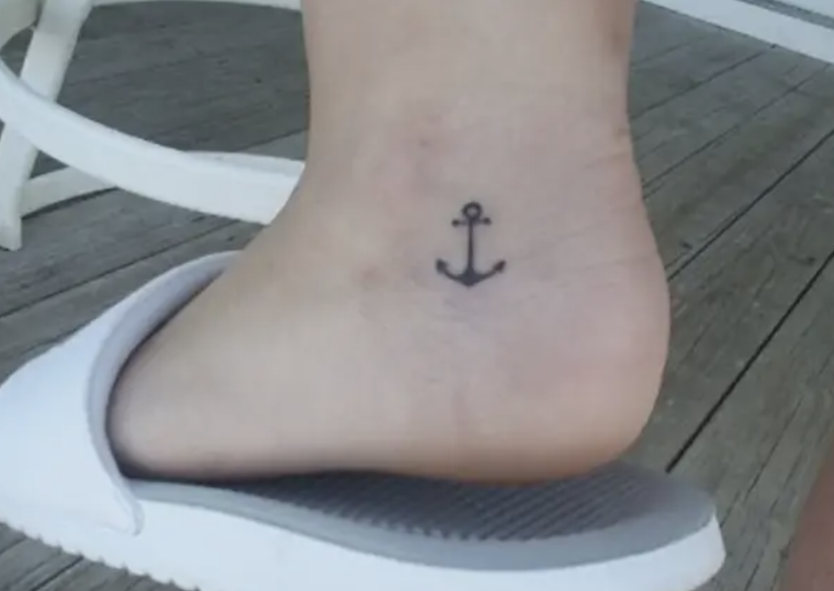 An anchor tattoo on someone&#x27;s ankle