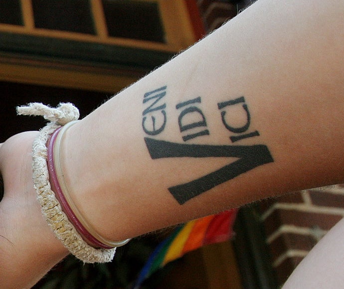 &quot;Veni vidi vici&quot; tattoo on someone&#x27;s inner arm