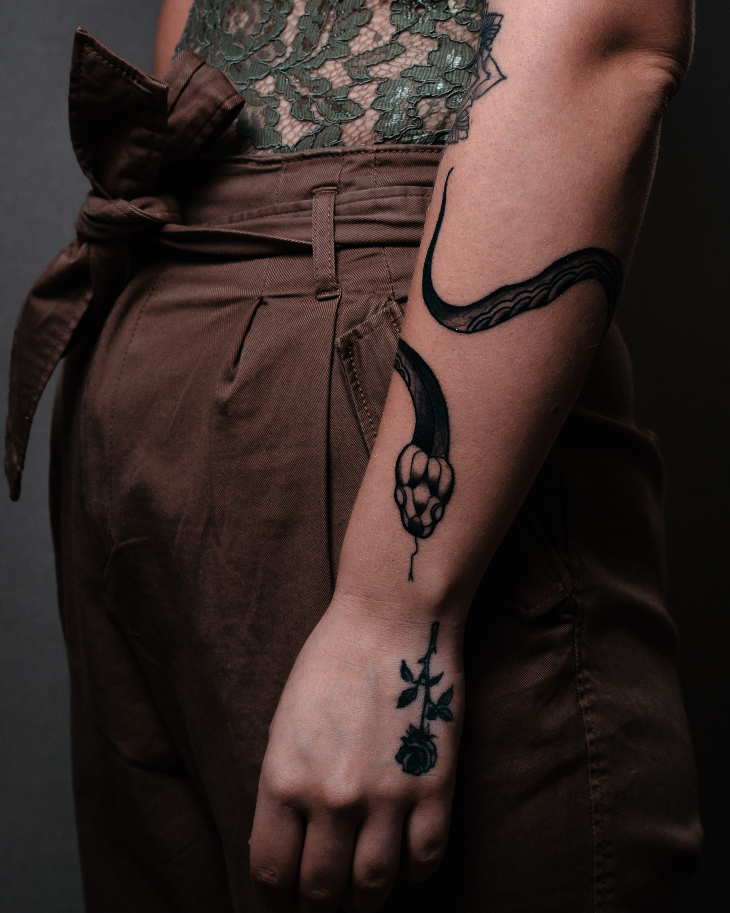 A snake tattoo on someone&#x27;s arm