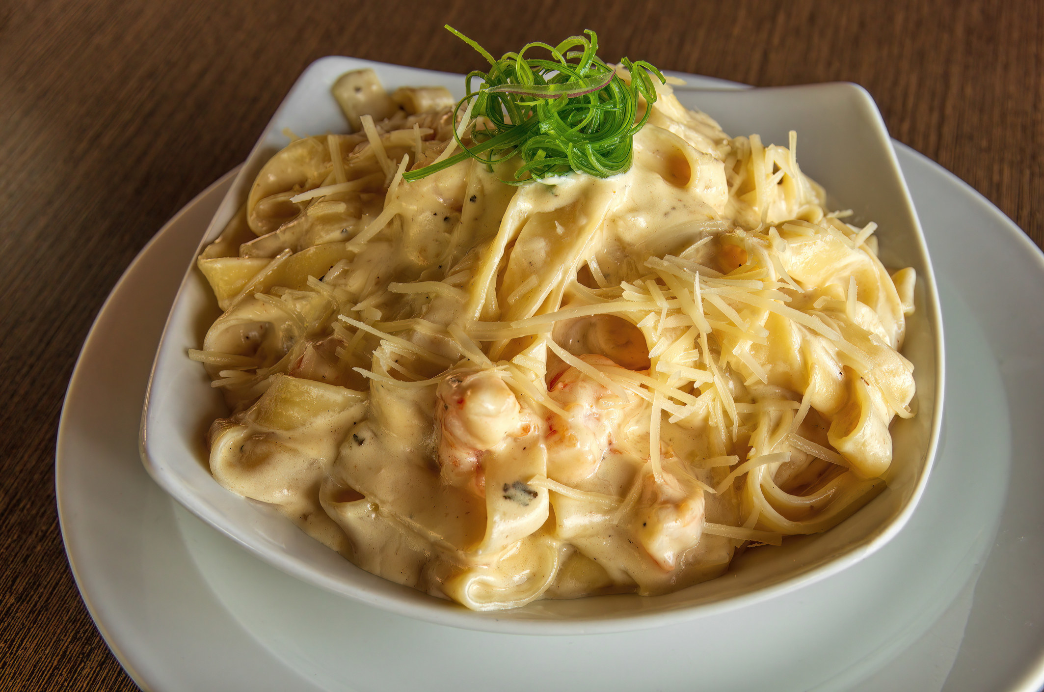 A plate of pasta Alfredo.
