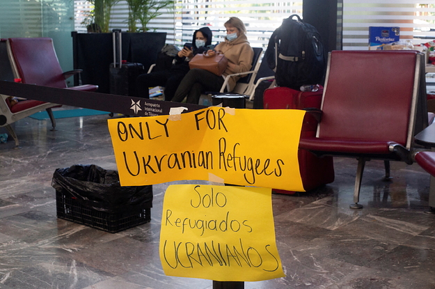 Les Ukrainiens fuyant la guerre de la Russie sont accélérés vers les États-Unis, tandis que d’autres immigrants fuyant la violence sont toujours confrontés à des barrières rigides