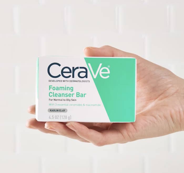 jabón en barra CeraVe para cara y cuerpo