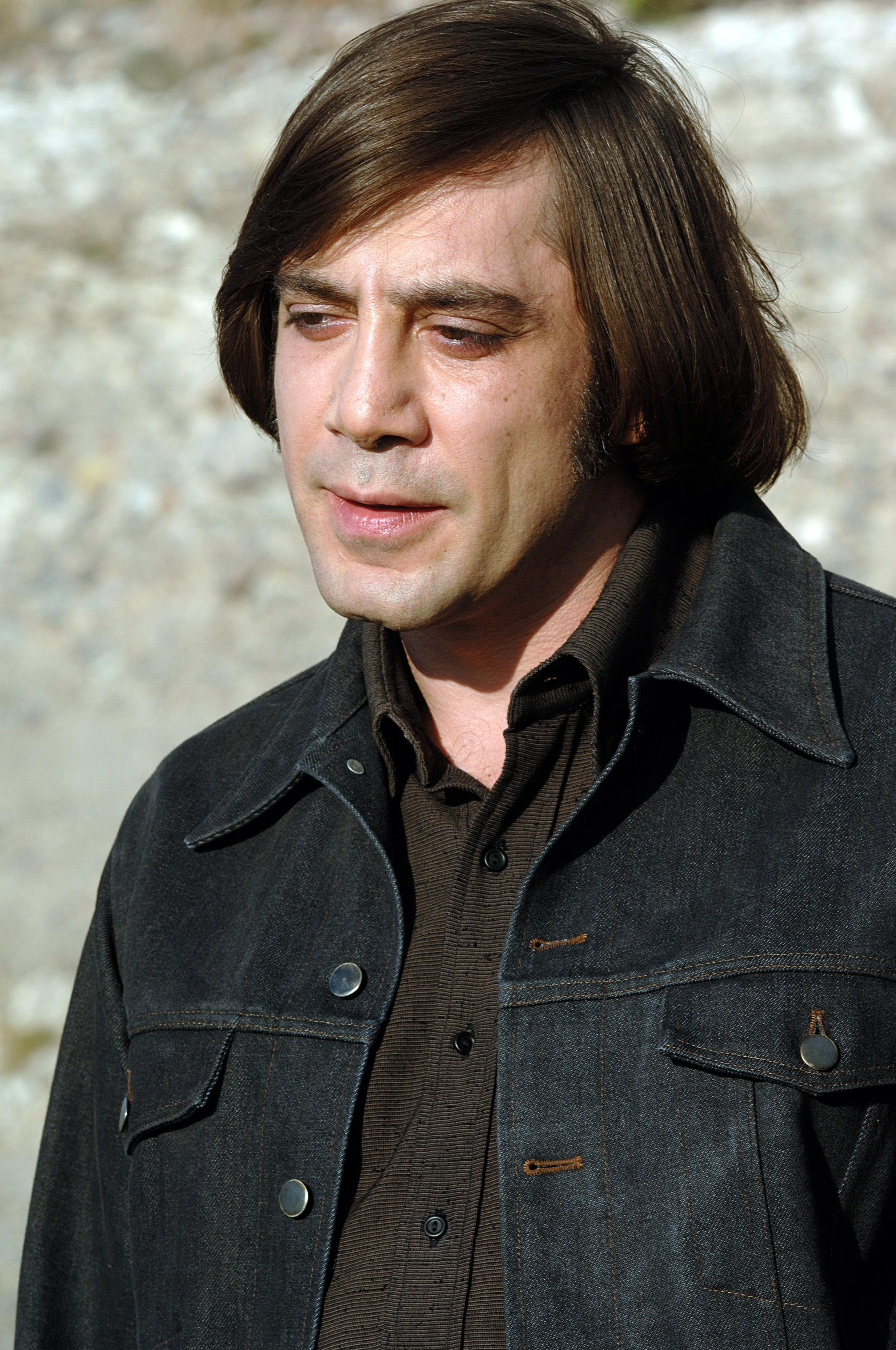 Javier Bardem talks to someone