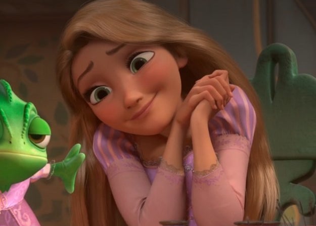Mandy Moore a Rapunzel admires Pascal's dress