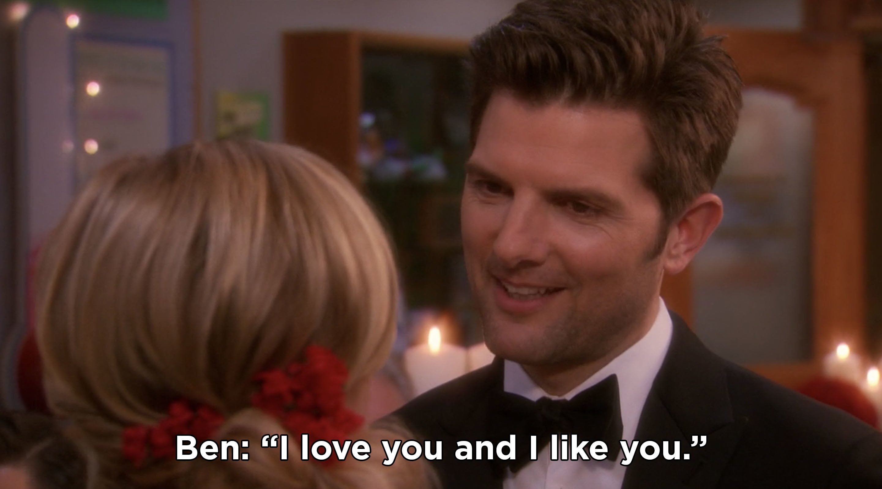 Ben y Leslie compartiendo sus votos matrimoniales y diciendo: &quot;Te amo y me gustas&quot;.