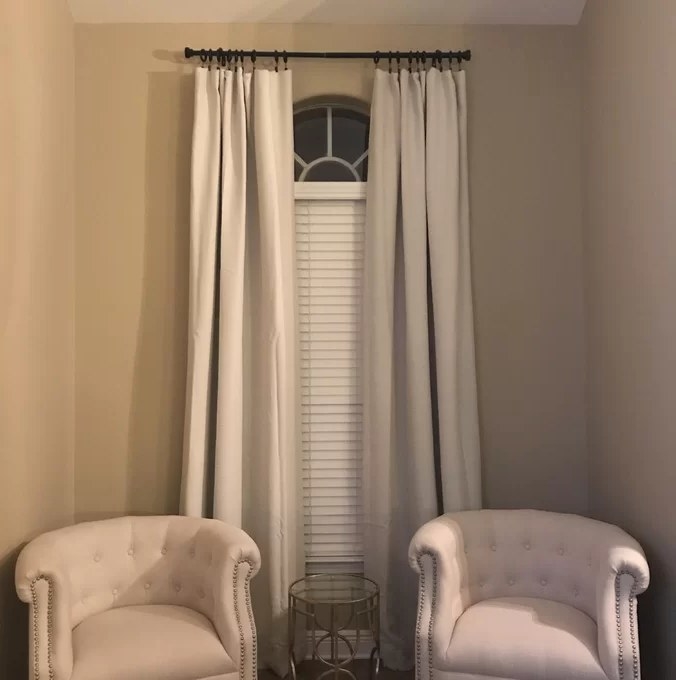 A reviewer&#x27;s image of an adjustable curtain rod