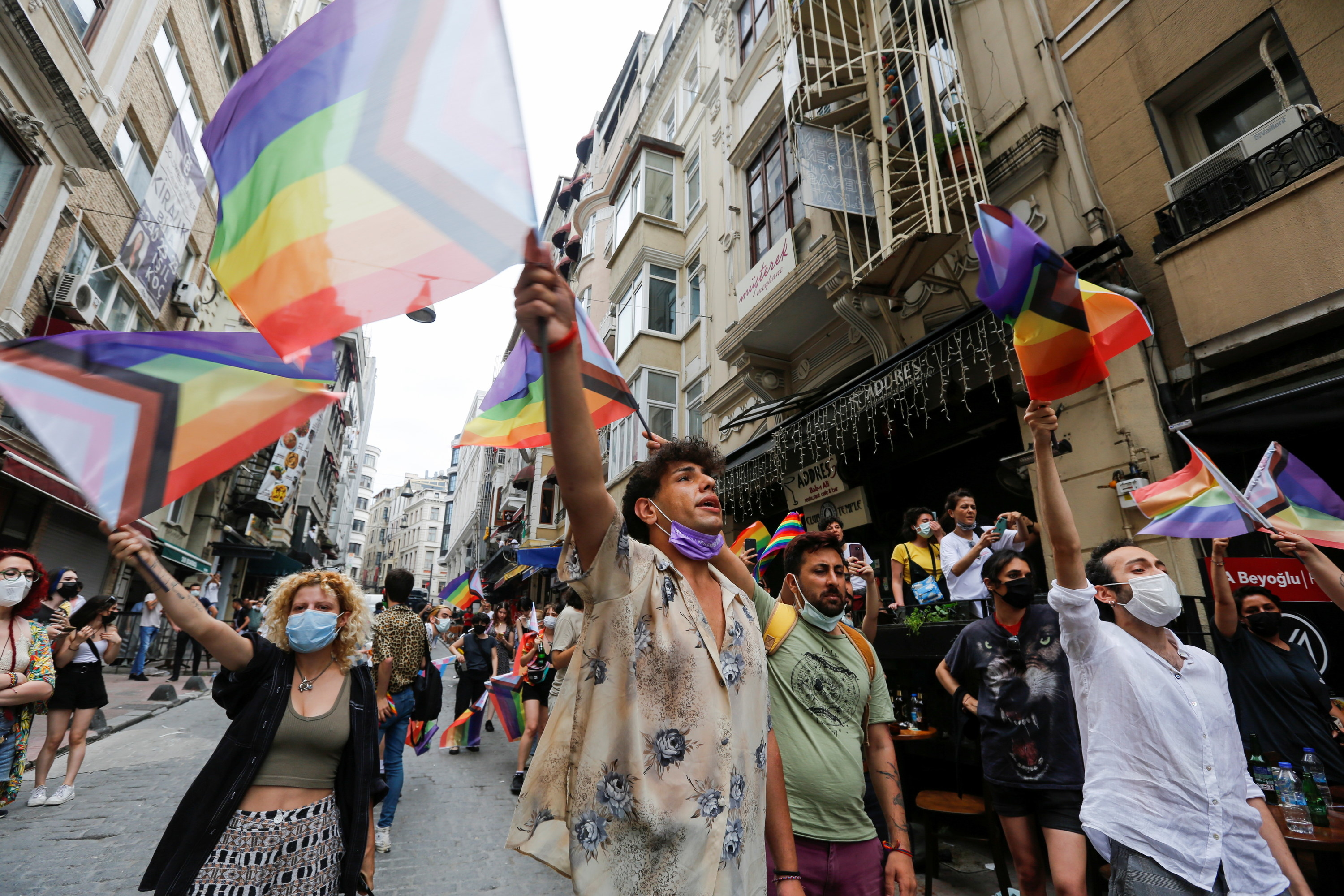 Demonstrators march with rainbow flags as they try to gather for a Pride parade, which was banned by local authorities, in central in Istanbul, Turkey June 26, 2021. REUTERS/Dilara Senkaya - RC2E8O9MC4XU