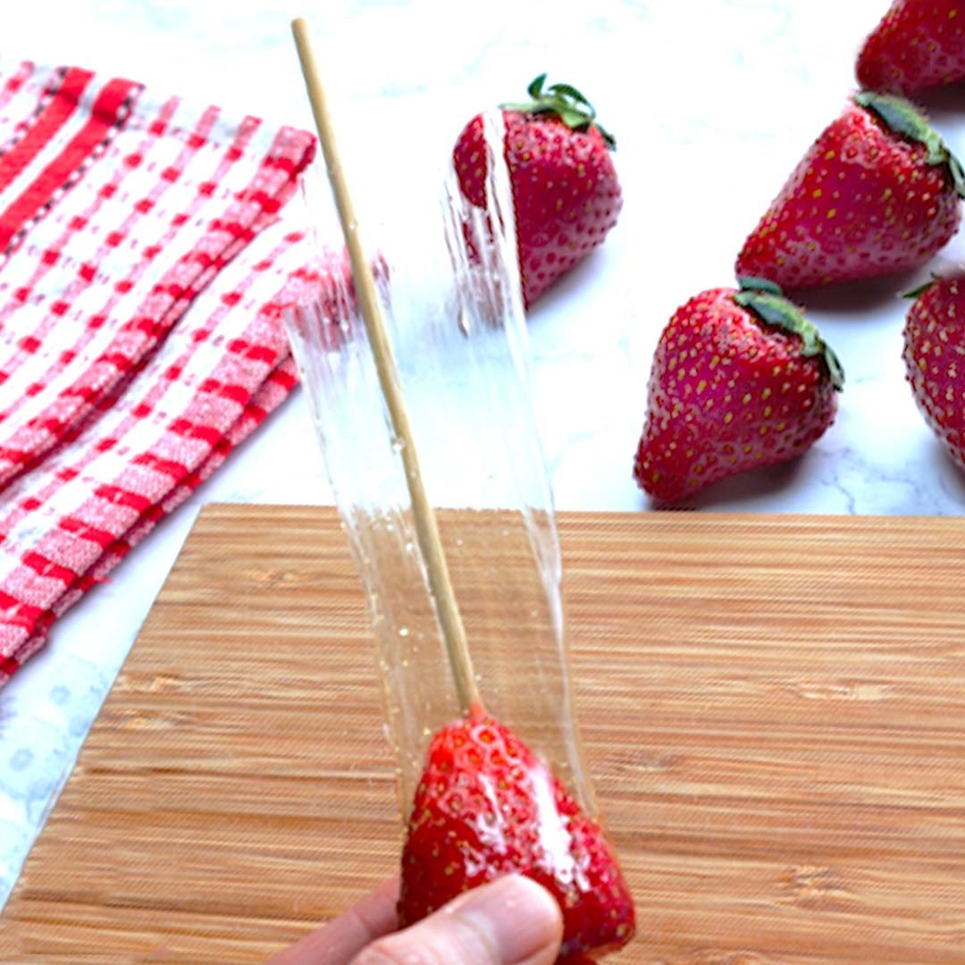 いちごあめ出品② いちご飴 100本 冷凍 フルーツ飴 日本加工 個別包装 - メルカリ