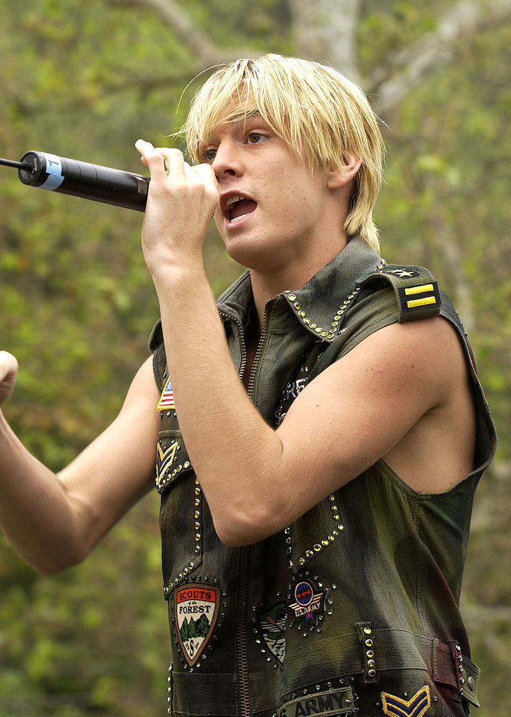 Young Aaron Carter performing.