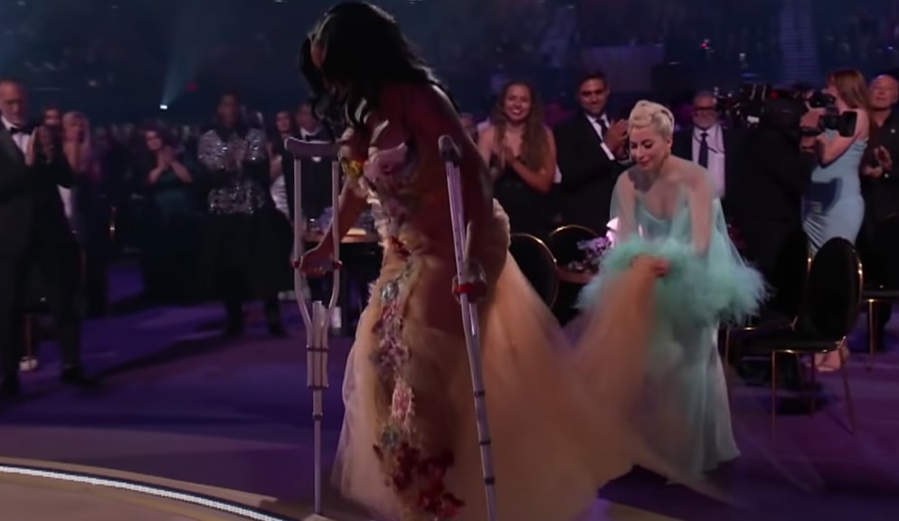 Lady Gaga helping SZA with her dress
