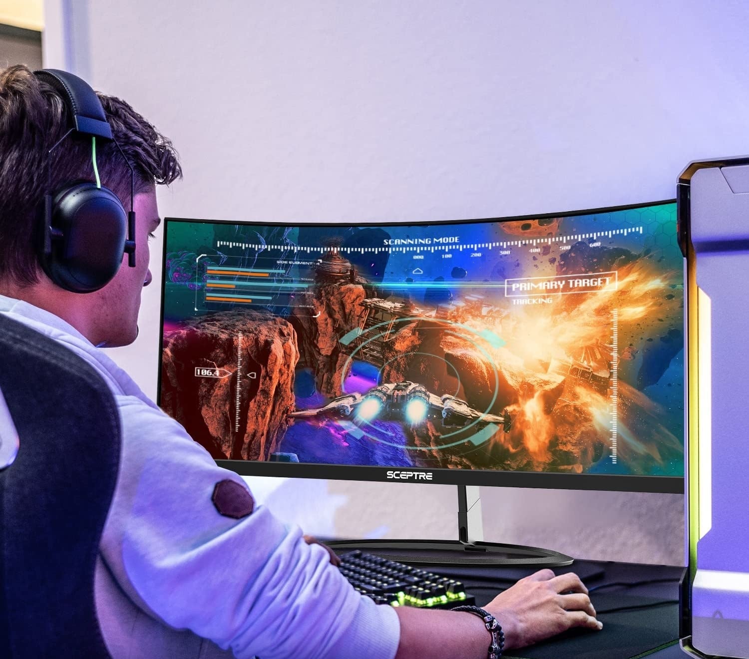 person on using the curved monitor