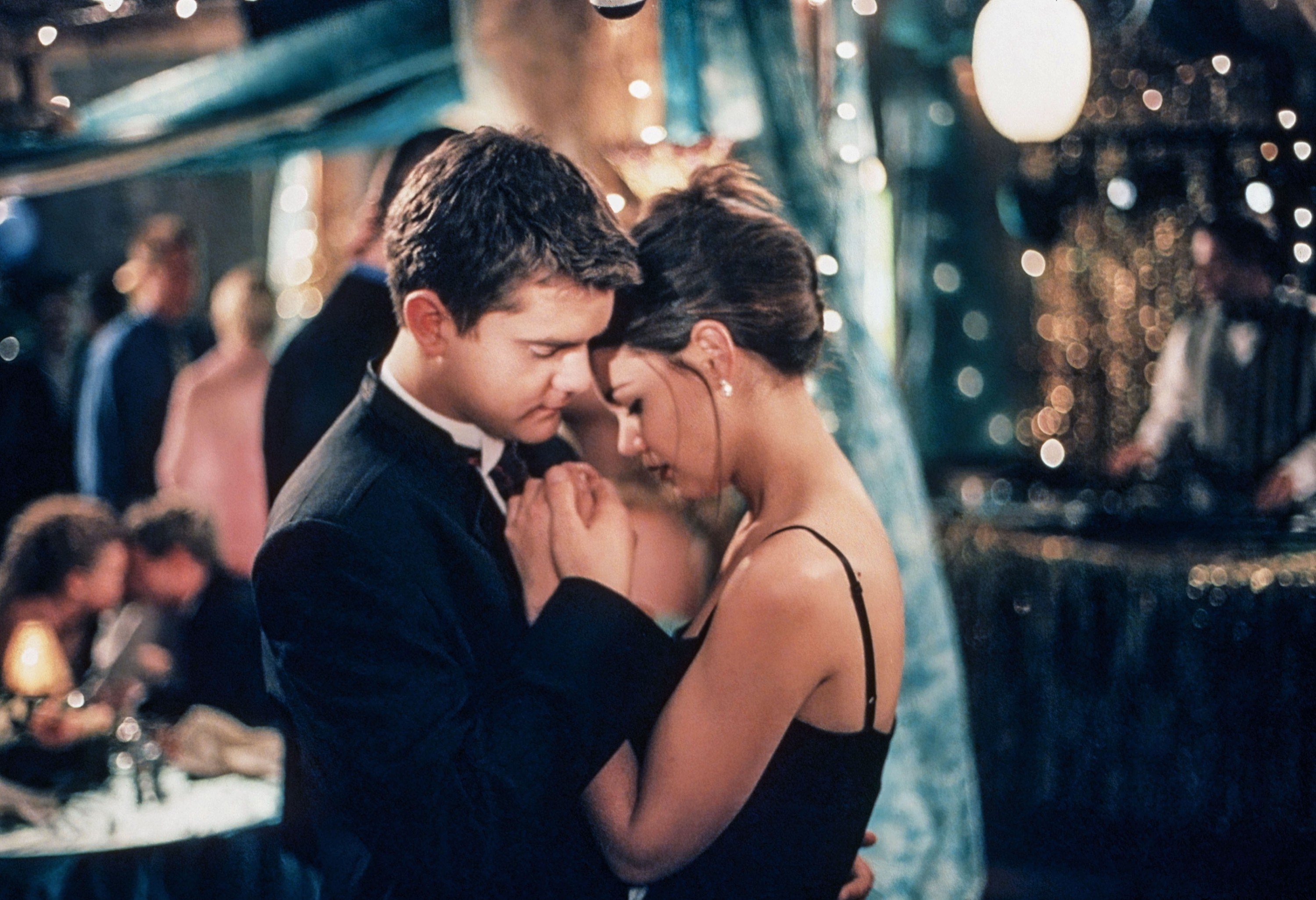 Pacey and Joey dancing at prom