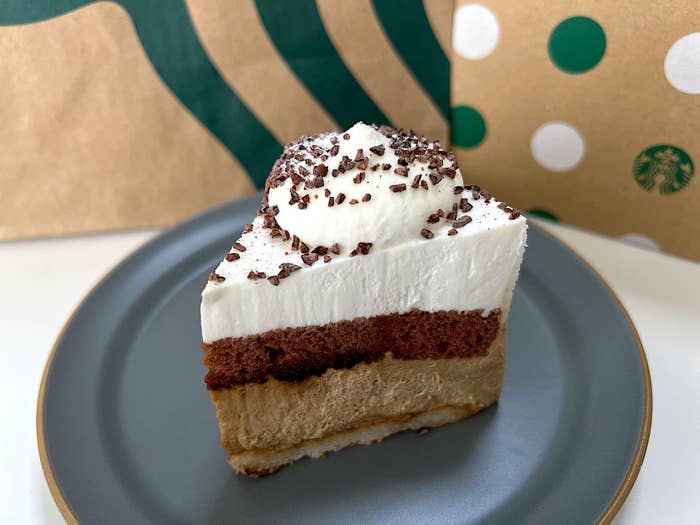 ケーキ屋さんが泣いちゃうよ スタバの 限定スイーツ クリームたっぷりで多幸感すごい