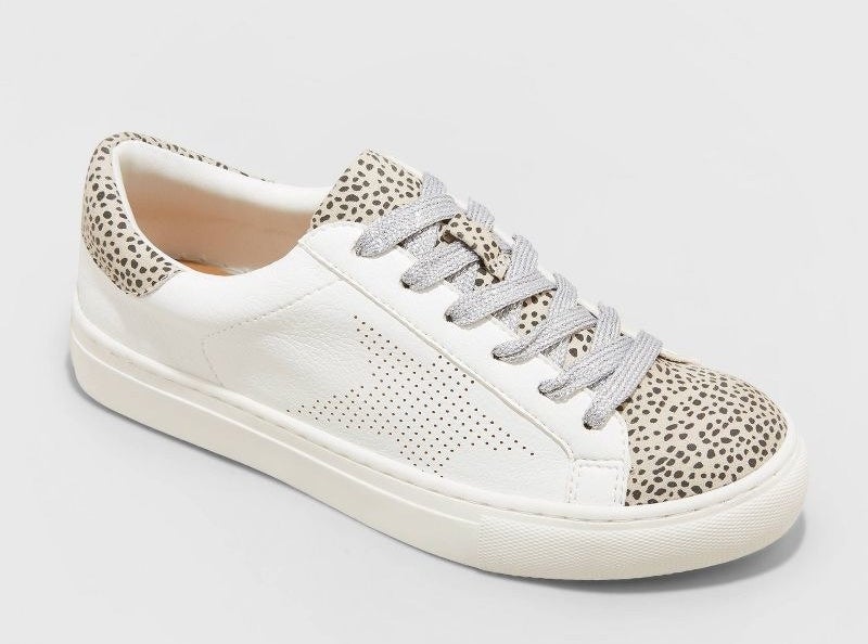 The fresh white lace-up sneakers