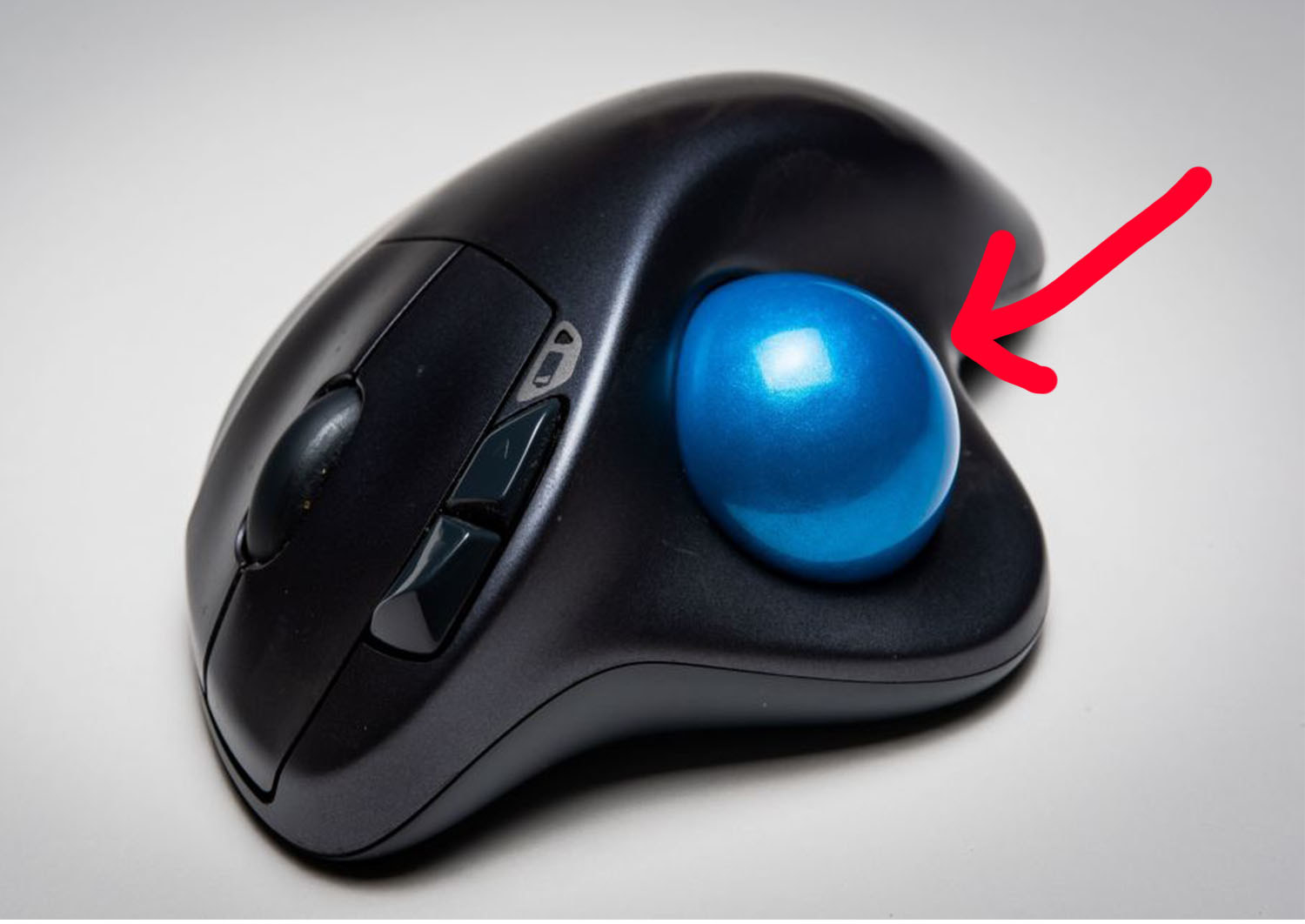 an old mouse with an arrow pointing to the trackball