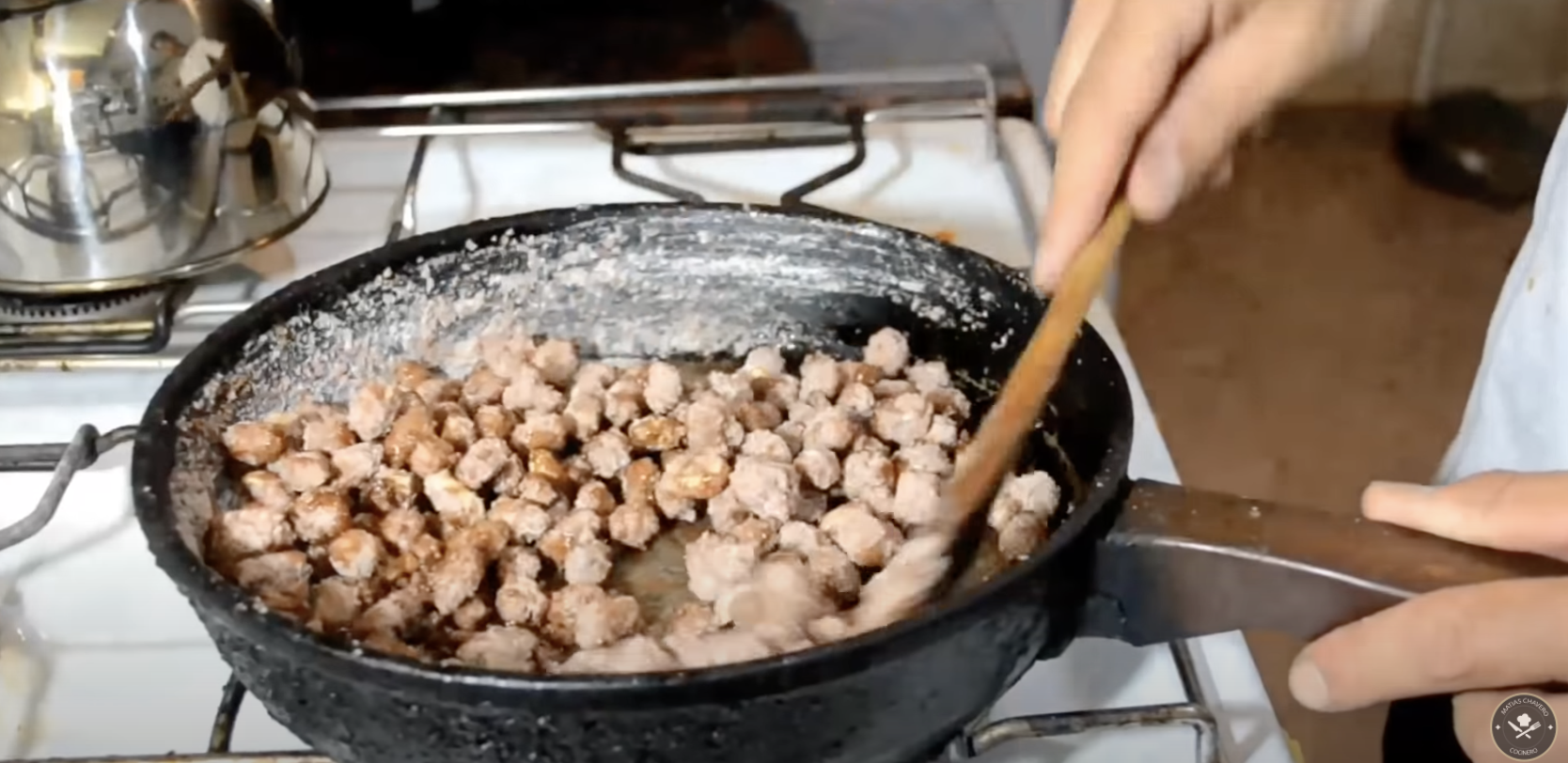 Garrapiñadas cooking in a pan