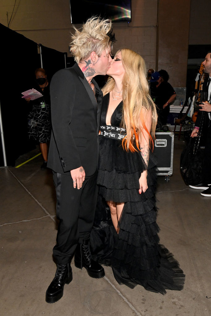 Mod and Avril standing together and kissing