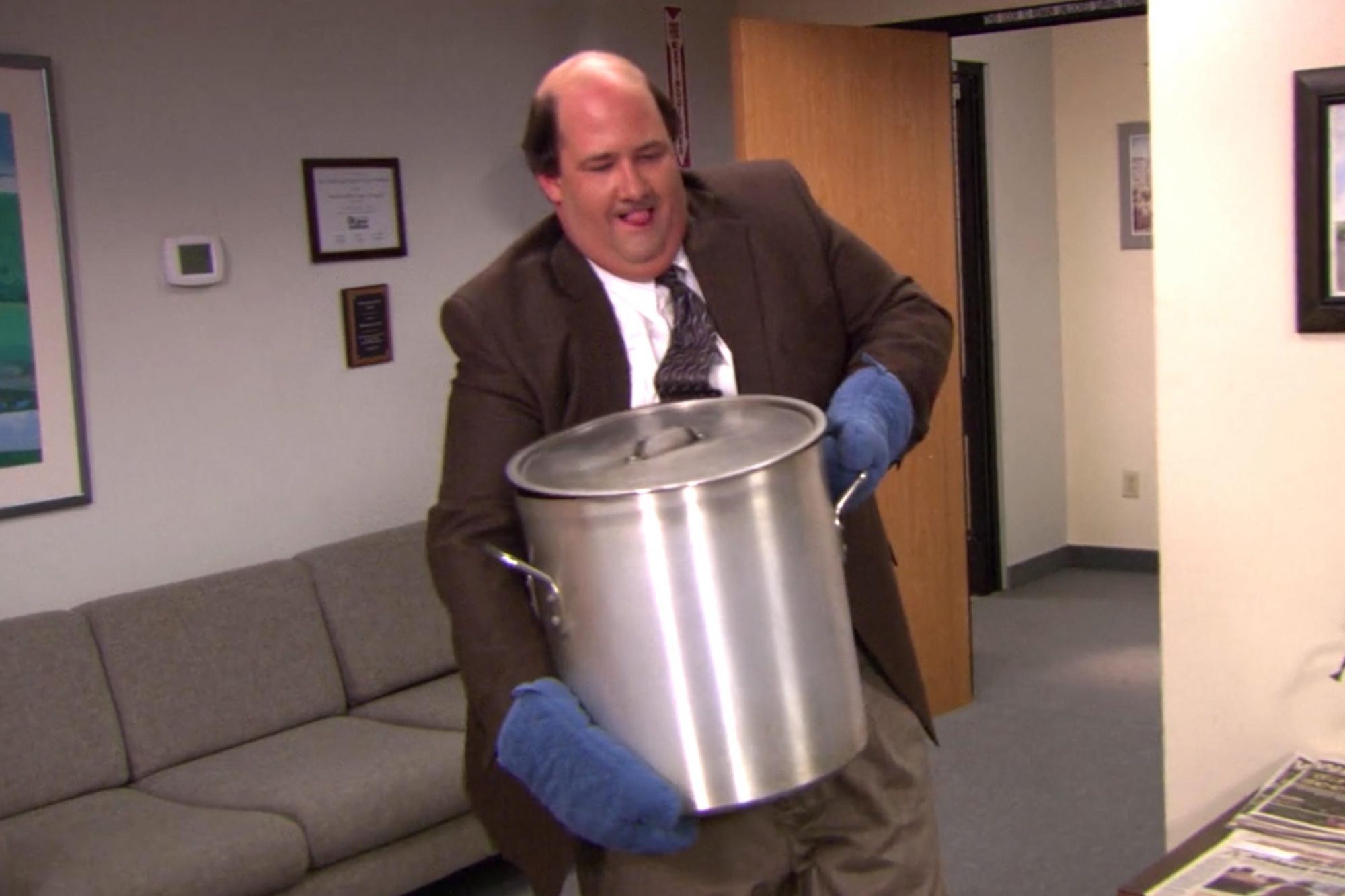 Brian Baumgartner as Kevin Malone about to drop a huge pan of chilli