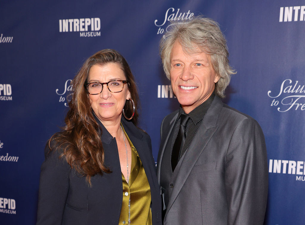 Jon and Dorothea smiling on the red carpet