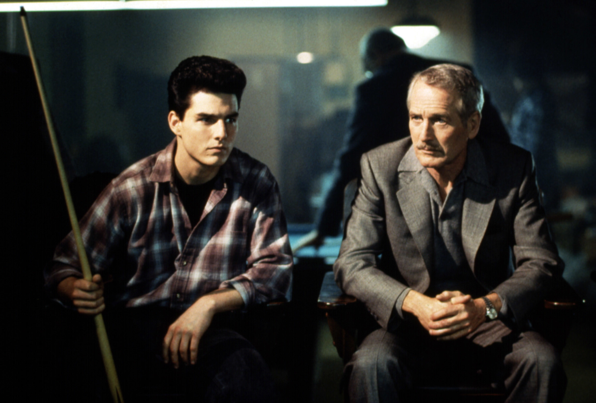 Tom Cruise and Paul Newman sit in a pool bar