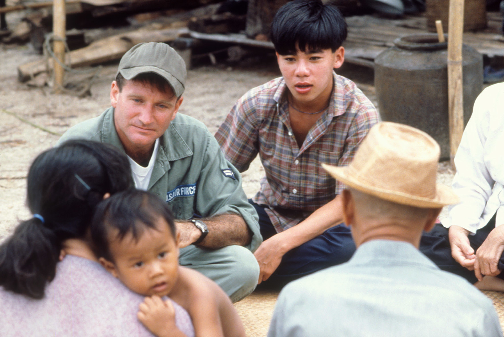Robin Williams and Tung Thanh Tran crouch and talk