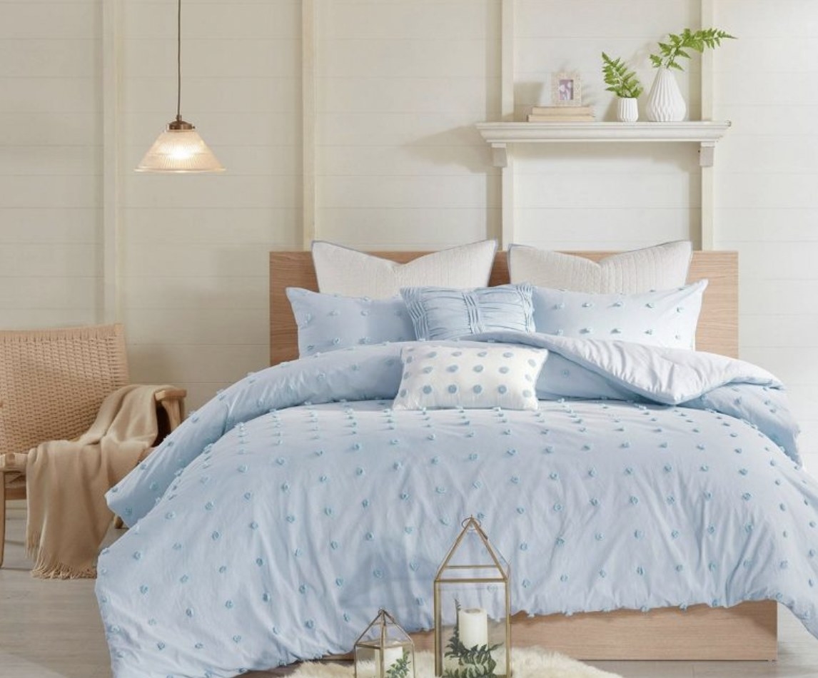 A blue comforter set.