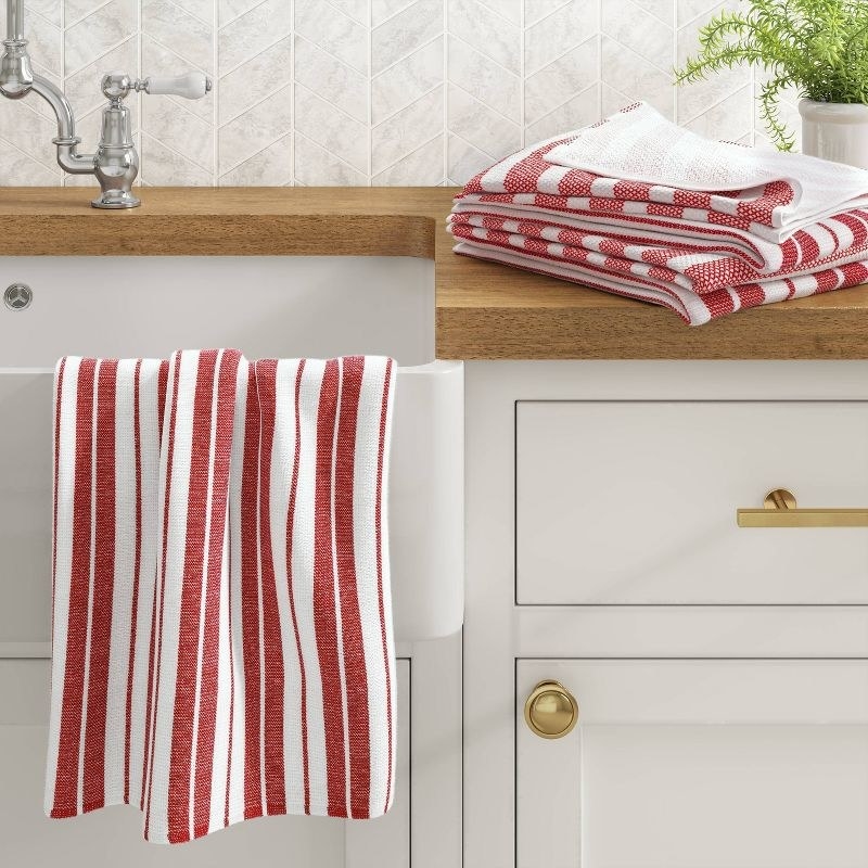 The kitchen towels in the color Red